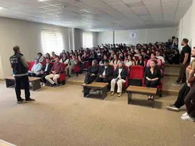 Üniversite öğrencilerine bağımlılıkla mücadele eğitimi verildi
