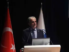 Üniversiteye yani başlayan öğrencilere hitap eden rektör Al: "Eğitim dört duvarın ötesinde"
