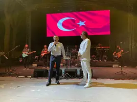 Ünlü popçu Çelik Ayvalık’ı salladı
