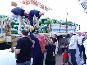 Üreticinin karpuzu Büyükşehir eliyle ihtiyaç sahibine ulaştırılıyor
