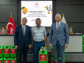 Üreticiye, Akdeniz meyve sineği tuzağı dağıtıldı
