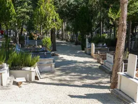 Uşak Belediyesi mezarlık yollarını bakıma aldı
