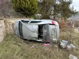 Uşak’ta kontrolden çıkan otomobil bahçeye devrildi: 1 yaralı
