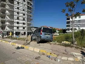 Uşak’ta park halindeki araca çarpan otomobil kazaya neden oldu: 4 yaralı