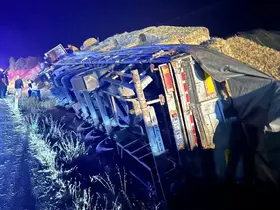 Uşak’ta saman yüklü tır devrildi: 1 ağır yaralı yaralı
