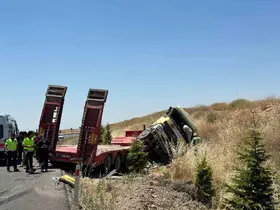 Uşak’ta tır şarampole devrildi: 1’i ağır 3 yaralı
