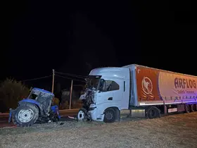 Uşak’ta traktör ile tır çarpıştı: 1 ölü, 1 yaralı
