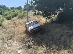 Uşak’ta yoldan çıkan otomobil elektrik direğine çarptı: 4 yaralı
