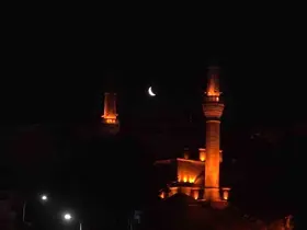 Üsküdar’da iki minare arasında beliren hilal, kartpostallık görüntüler oluşturdu
