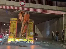 Üst geçide sıkışan tır trafiği aksattı
