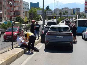 Üst geçitte 4 araç birbirine girdi: 1 yaralı
