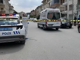 Üvey annesi ile kız kardeşinin boğazını keserek öldürdü