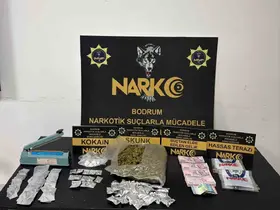 Uyuşturucu tacirlerine ağır darbe: 900 gram skunk, kokain ve pres makinesi ele geçirildi
