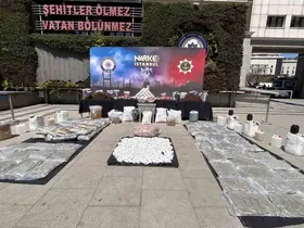 Uyuşturucu ve suç örgütlerine yönelik operasyonlarda ele geçirilen maddeler emniyette sergilendi
