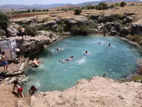 Uyuzlar şifa bulmak, gençler ise serinlemek için giriyor
