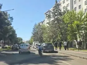 Uzanarak motosiklet kullandı, hem kendi hem başkalarının canını hiçe saydı
