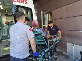 Üzerine buzdolabı devrilen kişi yaralandı
