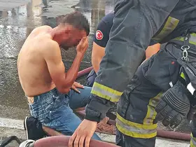 Üzerine döktüğü benzin gözlerinden ediyordu
