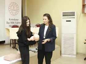 Uzman doktorlardan öğrencilere farkındalık eğitimi

