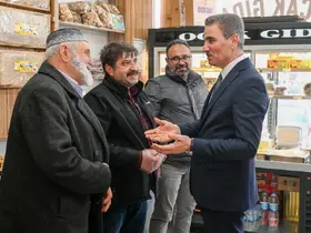 Vali Abuş esnafı dinledi
