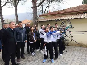 Vali Akbıyık Okçuluk Milli takım antrenörü Sözen’i ziyaret etti
