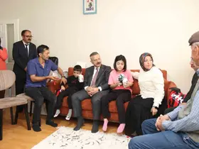 Vali Aksoy’dan evde eğitim alan özel kardeşlere ziyaret
