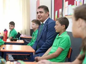 Vali Aslan’dan yenilenen okula ziyaret
