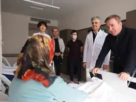 Vali Aydoğdu hastanede tedavi gören hastaları ziyaret etti
