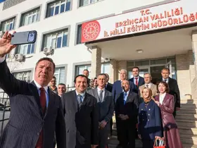 Vali Aydoğdu: "Ülkemizin aydınlık yarınları çocuklarımızı yetiştiren öğretmenlerimizin günü kutlu olsun"
