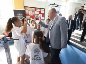 Vali Coşkun minik sporcuların heyecanına ortak oldu
