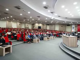 Vali Doğan, üniversite öğrencileri ile kariyer tecrübelerini paylaştı
