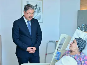 Vali Dr. Erdinç Yılmaz’dan şehit annesine hastanede ziyaret
