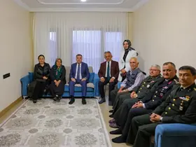 Vali Eldivan Kıbrıs gazisi ve şehit ailesiyle bir araya geldi
