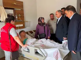 Vali Özkan’dan yaralı öğrencilere ziyaret
