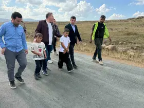 Vali Polat köy yollarını inceledi, çocuklar yalnız bırakmadı
