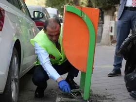 Vali Taşolar sahaya indi: Eline fırça ve faraş alıp şehri temizledi
