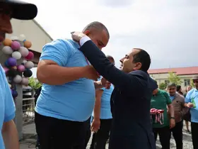 Vali Taşolar’dan engelli bireye duygulandıran jest
