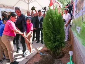 Vali Toros, öğrencilerle birlikte fidan dikti
