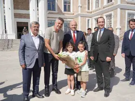 Vali ve milletvekili, çocuklarla ’o piti piti’ oynadı
