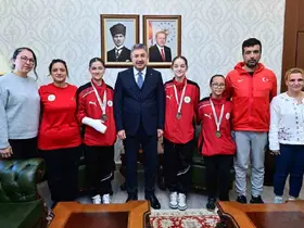 Vali Yılmaz, işitme engelli taekwondo sporcuları ile bir araya geldi
