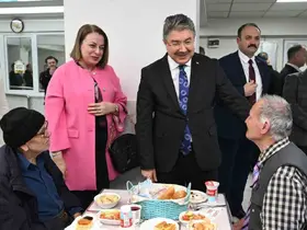 Vali Yılmaz ve eşi, huzurevi sakinleriyle iftar yaptı
