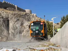 Van Büyükşehir Belediyesinden kapsamlı park temizliği
