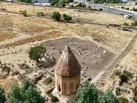 Van Valisi Balcı, Selçuklu Mezarlığı’ndaki çalışmaları inceledi
