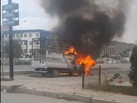 Van’da alev topuna dönen kamyonet kullanılamaz hale geldi
