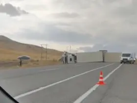 Van’da devrilen tırın sürücüsü yaralandı
