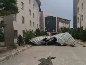 Van’da fırtına çatıları uçurdu
