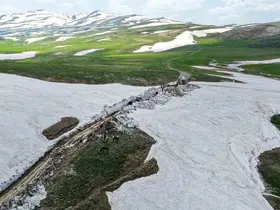 Van’da haziranda 3 metreyi bulan karda yol açma çalışması
