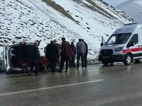 Van’da kaygan yolda devrilen kamyonette 1 kişi yaralandı
