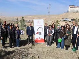 Van’da öğrenciler "Yeşil Vatan" için fidan dikti
