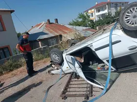 Van’da otomobil istinat duvarından düştü; 1 yaralı

